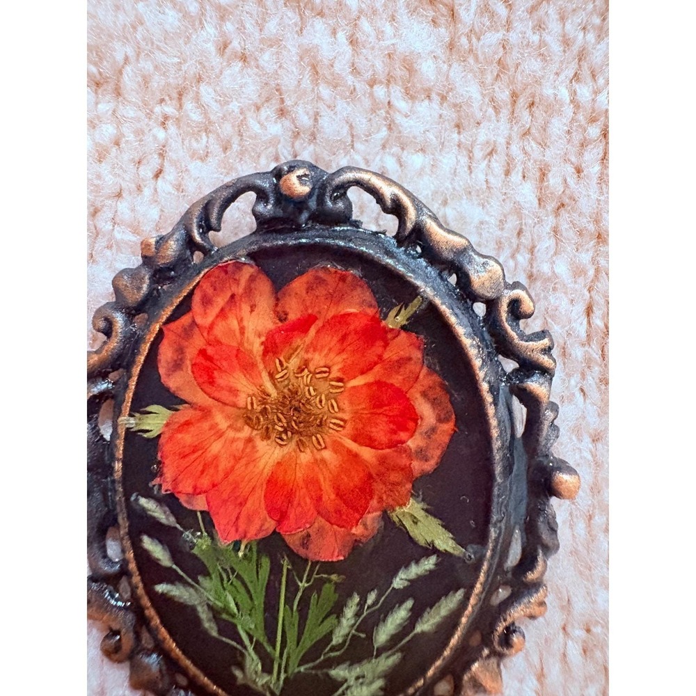 Vintage Style Pressed‎ Flower Resin Brooch Ornate Bronze Filigree Pendant Oval - Picture 2 of 8